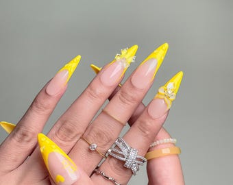 Uñas postizas con diseño de flores amarillas / Uñas francesas con diseño floral 3D / Uñas veraniegas almendradas