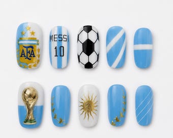 Uñas postizas para aficionados al fútbol argentino | Set de uñas de fútbol azul y blanco | Uñas con el trofeo de la Copa Mundial | Uñas de Messi para el día del partido | Regalo deportivo personalizado