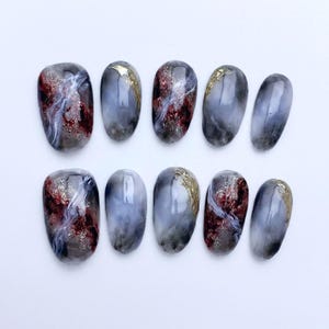Ongles à presser marbré gris orageux Ongles dégradés marbrés gris Ongles avec détails de bords dorés Ongles de style luxe maussade Ongles au look affirmé