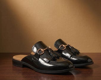Mules de charol negro para hombre: mocasines sin talón