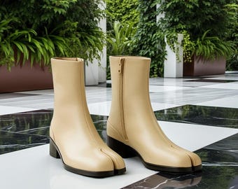 Beige Leder Tabi Boots: Split Toe Ankle Boots im japanischen Stil - Vintage Zipper Schuhe