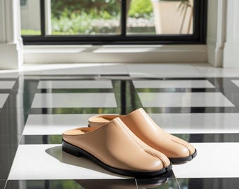 Mules tabi de piel beige para mujer: Pantuflas japonesas sin talón con puntera dividida.