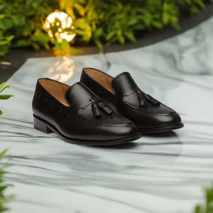 Men&#39;s Handmade Black Leather Tassel Loafers: Slip-On Fashion Shoes