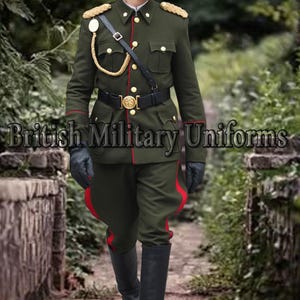 Könnte beinhalten: Eine olivgrüne Militäruniform bestehend aus einer Jacke mit goldenen Schulterstücken, einem schwarzen Gürtel mit goldener Schnalle und einer goldenen Kordel. Die Hose hat rote Seitenstreifen und wird mit schwarzen Lederhandschuhen und Stiefeln getragen.