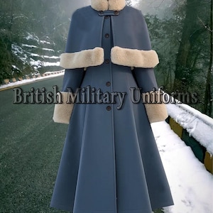 Puede incluir: Un abrigo largo azul con una capa a juego y ribete de piel sintética en el cuello y los puños. El abrigo tiene una botonadura frontal y una falda acampanada. El texto "British Military Uniforms" se muestra en la imagen.