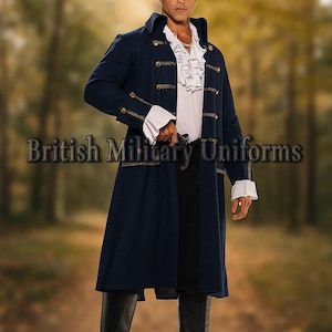 Pode incluir: Um casaco azul marinho com botões e acabamentos dourados, combinado com uma camisa branca com babados. O casaco tem um design longo e fluido e faz parte de uma coleção British Military Uniforms. A imagem mostra uma pessoa usando o casaco.