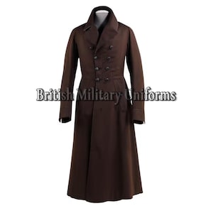Könnte beinhalten: Langer, brauner, zweireihiger Mantel mit hohem Kragen und mehreren dunklen Knöpfen. Der Mantel hat lange Ärmel und eine taillierte Passform, mit dem Text "British Military Uniforms" auf der Vorderseite.