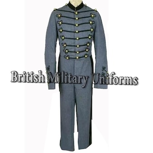 Pode incluir: Um uniforme militar azul claro com botões dourados e detalhes em preto. O uniforme inclui uma jaqueta de manga comprida e calças combinando. O texto "British Military Uniforms" é exibido na imagem.