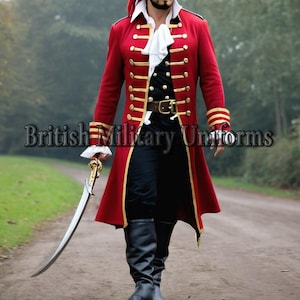 Puede incluir: Un abrigo rojo de estilo militar con ribetes y botones dorados, combinado con pantalones y botas negros. El abrigo tiene un cuello alto y se lleva con una camisa blanca con volantes. Una espada se sostiene en una mano. El texto "British Military Uniforms" es visible.