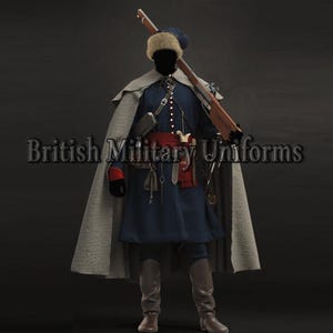 Könnte beinhalten: Eine historische Militäruniform mit einem marineblauen Mantel, einem grauen Umhang und hohen braunen Stiefeln. Das Outfit umfasst einen roten Schärpe, einen Pelzhut und ein langes Gewehr. Der Text "British Military Uniforms" wird angezeigt.
