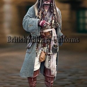Può includere: Un costume da pirata con un lungo cappotto grigio, stivali marroni e vari accessori. L'outfit include un cappello con dreadlocks, un gilet e una cintura con tasche. Il testo "British Military Uniforms" è visibile.