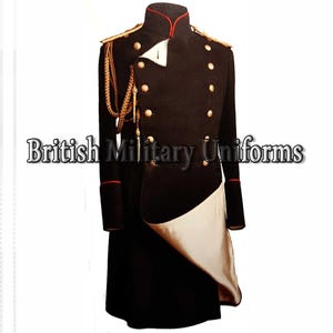 Może przedstawiać: Czarny płaszcz wojskowy ze złotymi guzikami, epoletami i wykończeniami. Płaszcz ma wysoki kołnierz z czerwonymi akcentami i białą podszewką. Tekst "British Military Uniforms" jest wyświetlany na dole obrazu.