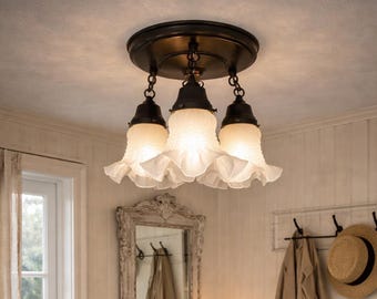 Délicat des années 30, plafonnier à encastrer, chaîne trio vintage, verre givré à volants, nuances de passementerie, lustre de cuisine, luminaire de salle de bain antique