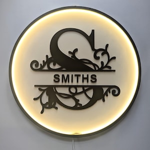 Letrero de apellido iluminado, letrero de bienvenida, decoración del hogar, letrero familiar, regalo para maestros, regalo para el primer aniversario, letrero iluminado de madera personalizado