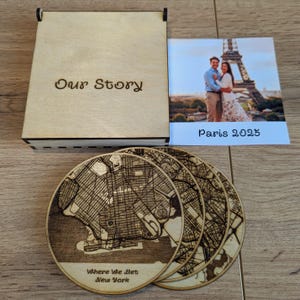 Gepersonaliseerde onderzetters met kaartmotief, cadeau voor het 5-jarig jubileum van een stel, 'Waar we elkaar ontmoetten', gegraveerde houten onderzetters met stadsnamen, gepersonaliseerd huwelijksgeschenk met doos.