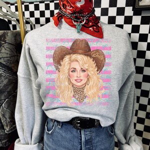Shirt Dolly Cowgirl, roze westernshirt met strik, grafisch shirt countryconcert, blonde westernboetiektop, retro cowgirl-shirt afbeelding 2