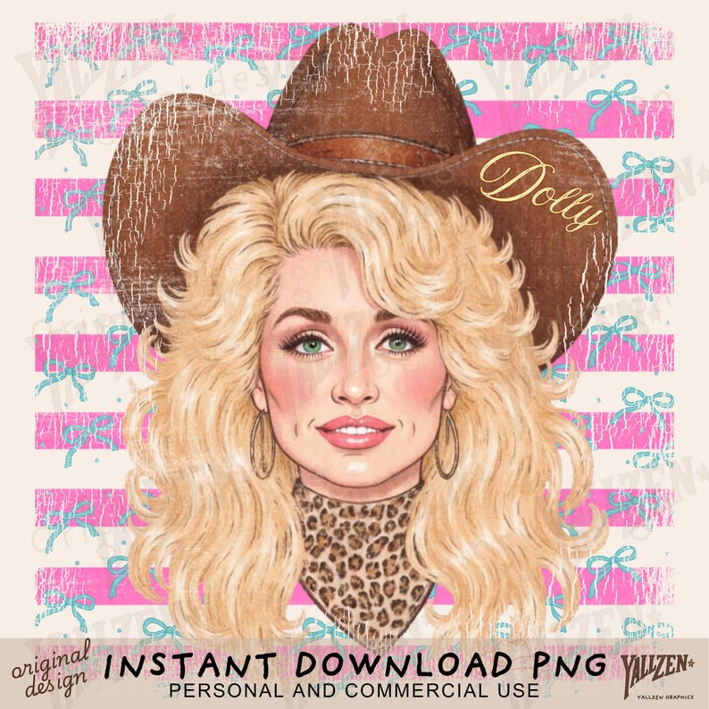 Op de afbeelding: Digitale illustratie van een vrouw met blond haar, die een bruine cowboyhoed draagt met de naam "Dolly". Ze heeft een luipaardprint sjaal en oorringen. De achtergrond heeft roze en witte strepen met blauwe strikken. De tekst onderaan luidt "INSTANT DOWNLOAD PNG".
