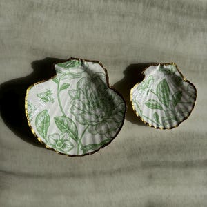 Zweiteiliges handgemachtes Schmuckschälchen-Set mit botanischem Druck der Jakobsmuschelmuschel