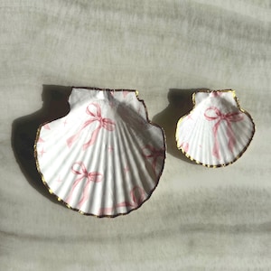 Zweiteiliges handgemachtes Schmuckset mit rosa Schleife und Muschelschmuck