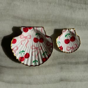 Zweiteilige handgefertigte Schmuckschale mit pinkfarbener Schleife und Kirschenmuster