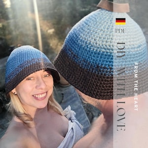 Puede incluir: Se muestran dos sombreros de ganchillo con un degradado azul y marrón. Los sombreros tienen ala y los llevan dos personas. La imagen también incluye el texto "DIY WITH LOVE" y un icono de la bandera alemana.