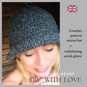 Puede incluir: Un gorro de sauna gris tejido a ganchillo con ala. La imagen incluye texto que dice "Crochet pattern sauna hat + exfoliating scrub glove" y "DIY WITH LOVE".