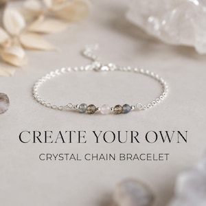 Può includere: Un delicato braccialetto a catena d'argento con piccole perline di cristallo colorate. Le perline sono grigie, marroni e rosa. Il testo nell'immagine recita: "CREATE YOUR OWN CRYSTAL CHAIN BRACELET".