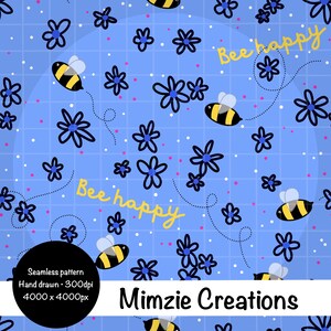 Op de afbeelding: Naadloos patroon met een blauwe achtergrond met cartoonbijen, blauwe bloemen en de tekst "Bee happy" in het geel. Het ontwerp bevat witte en roze stippen en de tekst "Mimzie Creations".