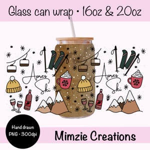 Könnte beinhalten: Eine Glas-Can-Wrap mit Winter-Ski-Motiv. Das Design umfasst Skilifte, Skier, Berge und die Worte "Apres Ski". Die Hülle ist für 473 ml und 591 ml Dosen konzipiert. Es gibt auch einen schwarzen Kreis mit "Hand drawn PNG 300dpi" und "Mimzie Creations."
