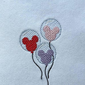 Puede incluir: Una taza de cer&aacute;mica blanca con un asa negra y el texto "But First, Coffee" en negrita negra. La taza est&aacute; llena de un l&iacute;quido oscuro, probablemente caf&eacute;, y se encuentra sobre una superficie de color claro.