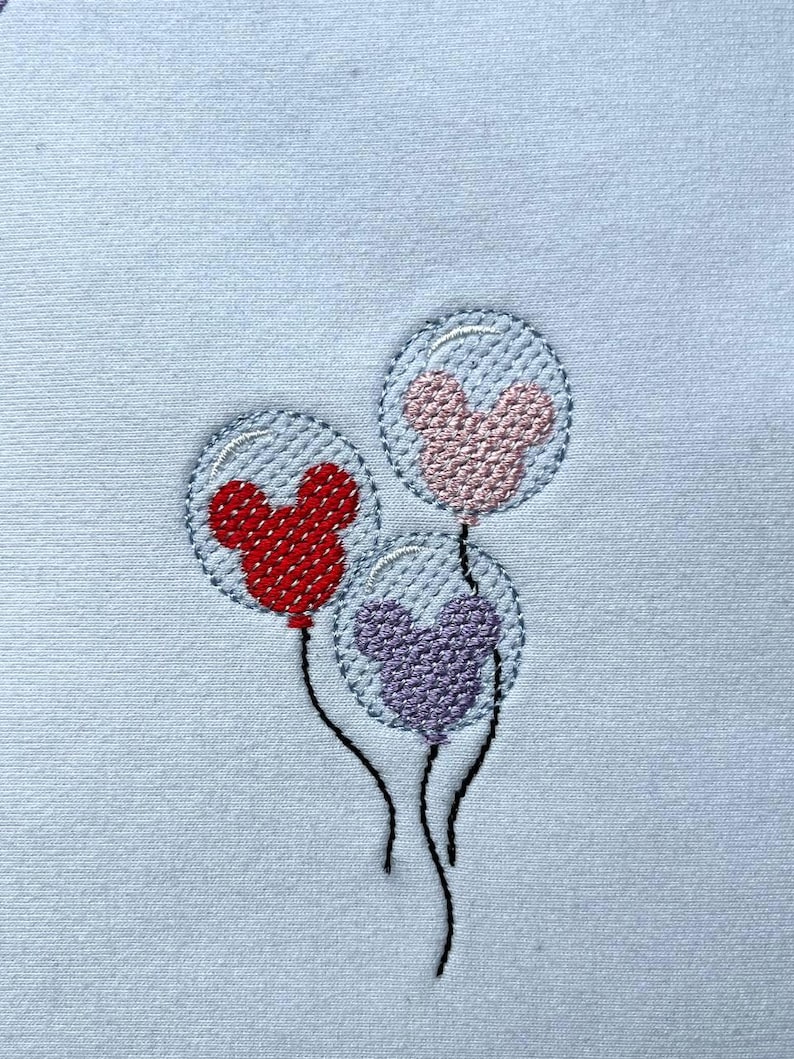 Puede incluir: Una taza de cer&aacute;mica blanca con un asa negra y el texto "But First, Coffee" en negrita negra. La taza est&aacute; llena de un l&iacute;quido oscuro, probablemente caf&eacute;, y se encuentra sobre una superficie de color claro.