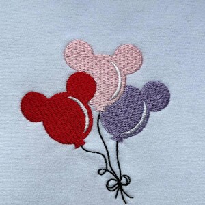 Puede incluir: Una taza de cer&aacute;mica blanca con asa negra y el texto "But First, Coffee" en negrita negra. La taza se encuentra sobre una superficie blanca, mostrando su dise&ntilde;o limpio.