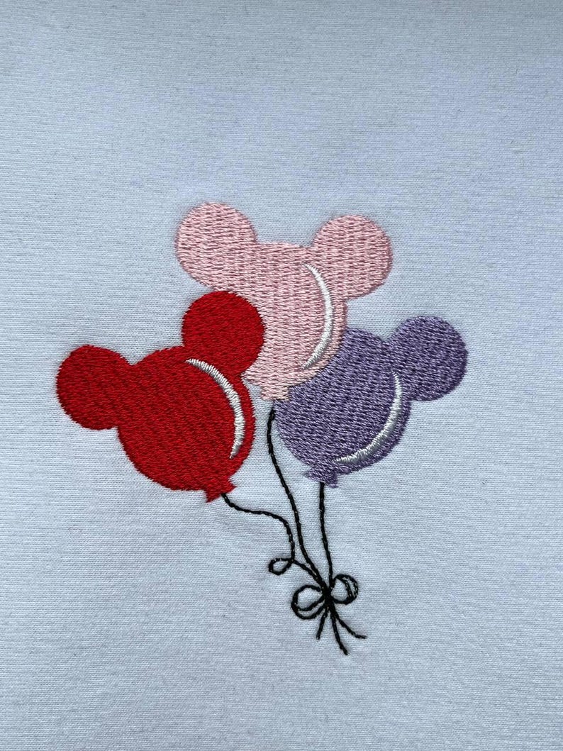 Puede incluir: Una taza de cer&aacute;mica blanca con asa negra y el texto "But First, Coffee" en negrita negra. La taza se encuentra sobre una superficie blanca, mostrando su dise&ntilde;o limpio.