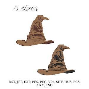 Może przedstawiać: Dwa brązowe kapelusze przydziału z szczegółowym haftem na białym tle. Tekst "5 rozmiarów" znajduje się nad kapeluszami. Poniżej formaty plików: DST, JEF, EXP, PES, PEC, VP3, SHV, HUS, PCS, XXX, CSD.