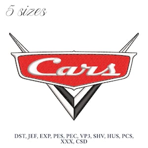 Może przedstawiać: Haftowane logo Cars w kolorze czerwonym z białym tekstem i czarno-białym trójkątem. Obraz zawiera tekst "5 rozmiarów" i listę formatów plików.