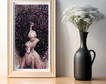 Può includere: Un dipinto incorniciato di una donna in un abito bianco che alza la mano verso un cielo notturno stellato. Il dipinto è in una cornice di legno chiaro ed è appeso a una parete bianca.