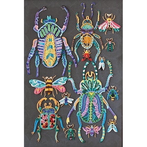 Op de afbeelding: Een verzameling van kralen insect kunstwerken in verschillende maten en kleuren. De insecten omvatten kevers, vlinders en andere insecten, met ingewikkelde patronen en details. Het kunstwerk wordt weergegeven op een donkergrijze achtergrond.