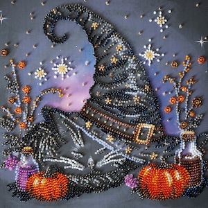 Può includere: Un'opera d'arte a tema Halloween con perline raffigurante un cappello da strega, zucche e stelle. Il cappello è nero e blu, ornato di stelle dorate e una cintura marrone. Due zucche arancioni sono in basso, con bottiglie e accenti floreali.