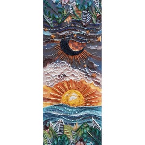 Könnte beinhalten: Ein Perlenbild, das einen Sonnenaufgang über einem Gewässer mit einer Sichelmond und Sternen im Himmel darüber darstellt. Das Kunstwerk ist mit bunten Perlen gefertigt und in einem Holzrahmen gerahmt.