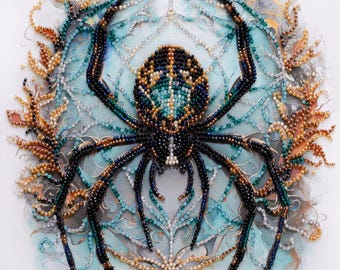 Könnte beinhalten: Eine Perlenspinne mit schwarzem Körper und Beinen, umgeben von einem Netz aus Perlen in Blautönen, Grün und Gold. Die Spinne befindet sich in der Mitte des Bildes, mit ausgestreckten Beinen.