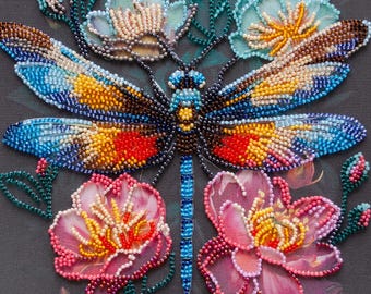 Kit de bordado con cuentas: Libélula en flor, bordado de insectos, libélula colorida con cuentas, flores florecientes