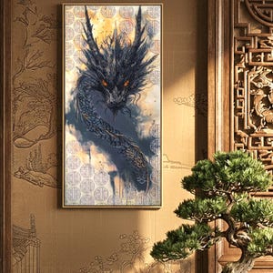 Puede incluir: Una obra de arte enmarcada que presenta una representación detallada de un dragón. El dragón es principalmente azul oscuro con ojos naranjas, sobre un fondo amarillo y blanco. La obra está enmarcada en un marco dorado, con un diseño de inspiración asiática tradicional.