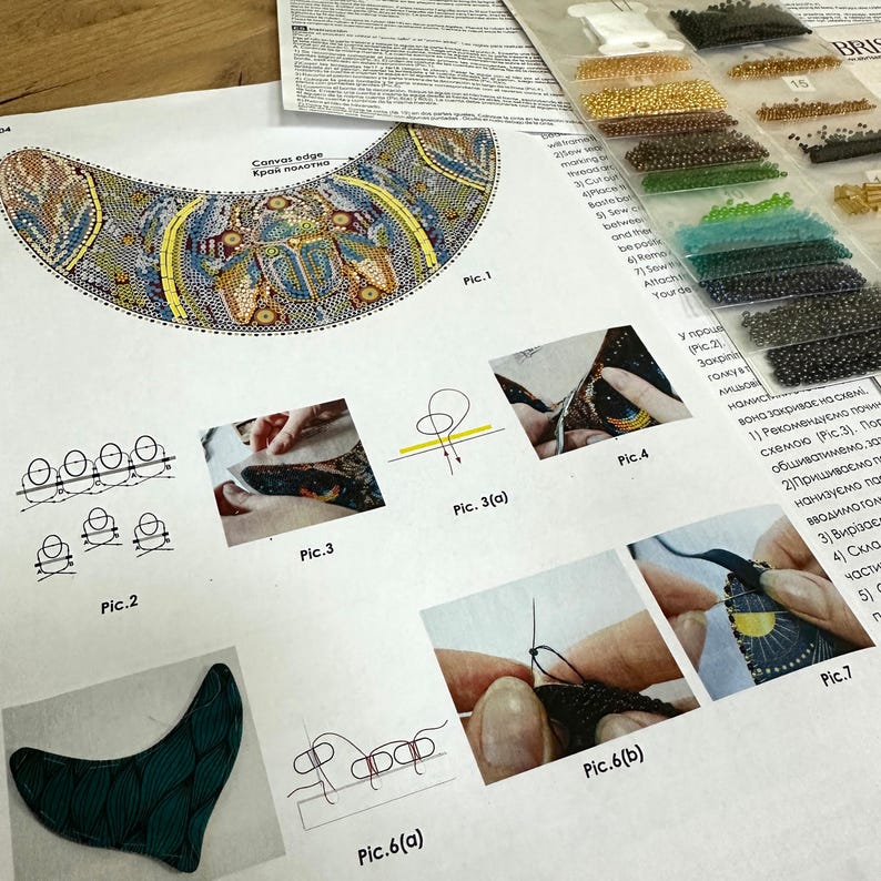 K&ouml;nnte beinhalten: Eine Schritt-f&uuml;r-Schritt-Anleitung zum Perlen eines Halsbandes mit einer detaillierten Illustration des fertigen Produkts, Nahaufnahmen des Perlensvorgangs und Anweisungen in Englisch und Russisch.