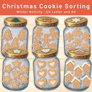 Op de afbeelding: Een kerstactiviteit met zes glazen potten gevuld met koekjes in de vorm van bomen, peperkoekmannen, sneeuwvlokken, sterren, harten en huizen. De potten hebben gouden deksels en de tekst luidt "Christmas Cookie Sorting".