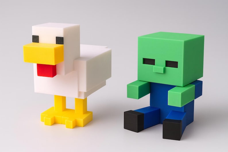 K&ouml;nnte beinhalten: Zwei blockartige Figuren: ein wei&szlig;es Huhn mit gelben und roten Akzenten und ein Zombie mit gr&uuml;nem Kopf und blauem K&ouml;rper. Das Huhn steht, der Zombie sitzt. Die Figuren sind im Stil eines beliebten Videospiels gehalten.