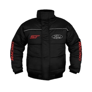 Op de afbeelding: Zwarte gewatteerde jas met een hoge kraag, met het Ford-logo en "ST" in rood. Witte strepen accentueren de borst. De mouwen tonen "RACING" in rood. Een warme, geïsoleerde jas voor koud weer.