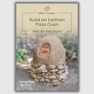 Könnte beinhalten: Buchcover mit dem Titel "Build an Earthen Pizza Oven" und dem Untertitel "Step-by-Step Guide". Das Cover zeigt ein Bild eines handgefertigten Erdofen-Pizzaofens aus Stein und Lehm. Der Autor ist "Hannah Stohr."