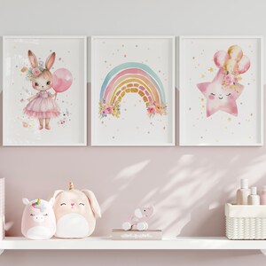 Stampe per la cameretta di una neonata, stampe da parete con coniglietti acquerellati, idee regalo per la nascita, decorazioni per la cameretta dei neonati con delicati colori pastello.