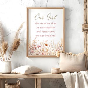 Decorazione murale per cameretta Our Girl Boho, stampa di fiori di campo acquerellati vivaci per la cameretta della bambina, poster con citazione a tema floreale, decorazione per lo spazio dei neonati.