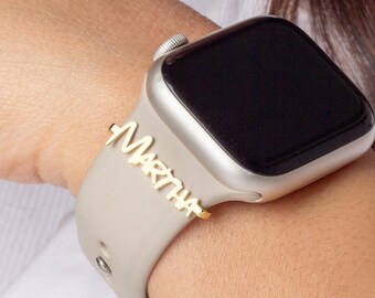 Benutzerdefinierte Apple Watch Band Anhänger | Disney Schrift Name Personalisierte Uhrenarmband Charm, Silber Accessoire für Apple Watch, Geburtstagsgeschenk für Sie